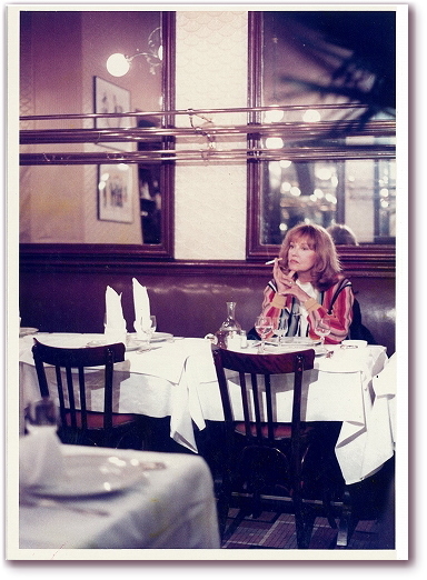 パリのカフェでのジャンヌ・モロー